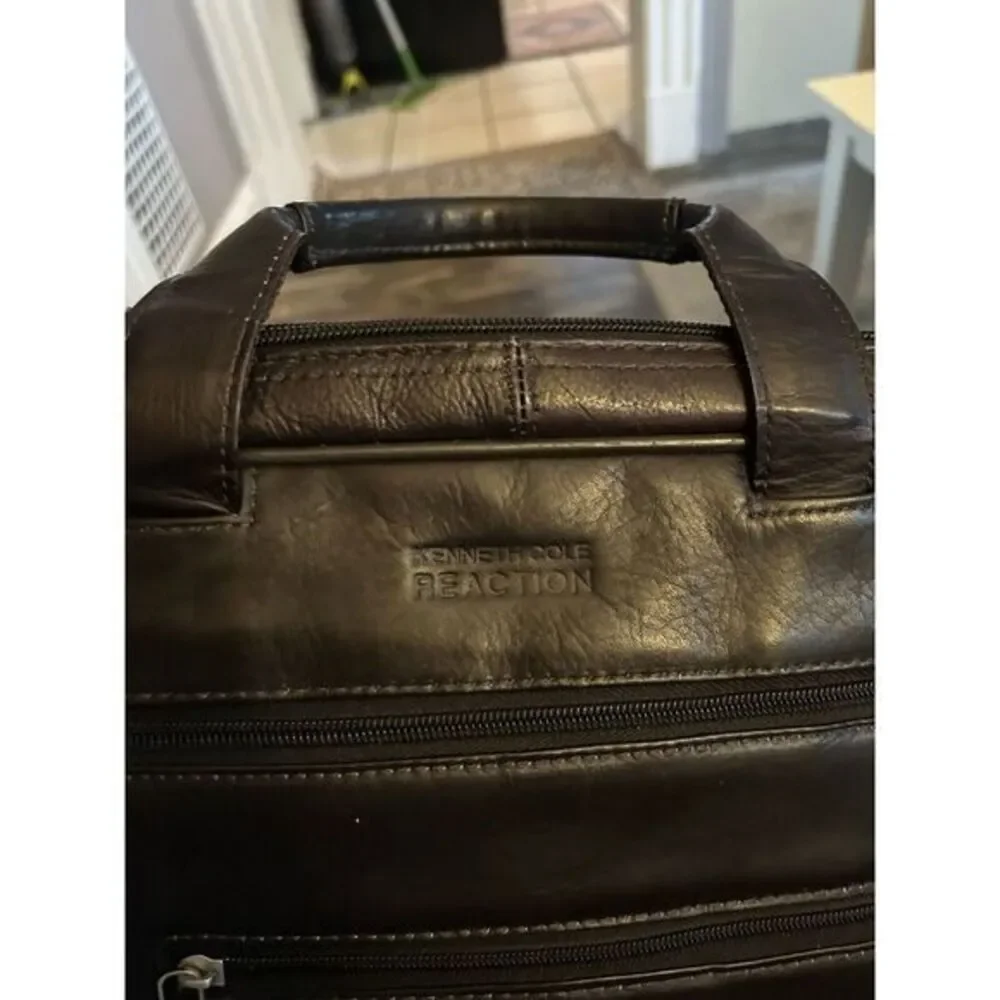Kenneth Cole REACTION Risky Business Messenger Leather Crossbody Laptop Bag‎ 17